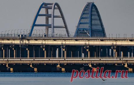 На Крымском мосту восстановили движение автомобилей по одной полосе в реверсивном режиме. Специалисты предварительно провели диагностику конструкций пролетных строений