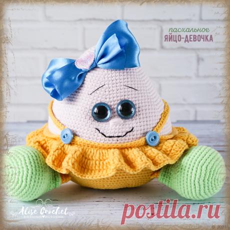 Вязаная игрушка крючком Пасхальное яйцо-девочка