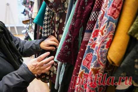 Модельер назвал россиянками неуместные для женщин старше 50 лет наряды. Модельер Наз Маер назвал россиянками неуместные для женщин старше 50 лет наряды. Женщинам данной возрастной категории следует отказаться от платьев и юбок длины мини, поскольку они делают образ вульгарным. Так, он призвал заменить их на изделия длины миди. В то же время испортить образ способы старые вещи.