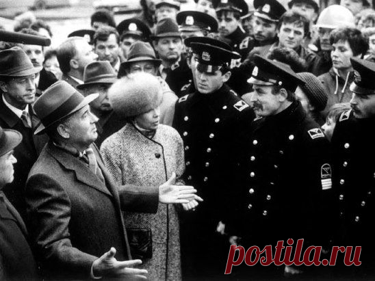 ПРЕДАЛИ
Предали!Нас просто ПРЕДАЛИ!
Предали Огромную страну.
Бедами.Мы делились БЕДАМИ.
И страдали те опять внизу.
Ценами.Людскими ЦЕНАМИ!
Мы платили за верхушек блажь.
Отстояли МЫ со своими БЕДАМИ.
Наша ведь Россия!Не ПРЕДАШЬ!
ВЛАД...1999 год.