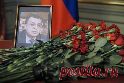 Вдова погибшего в Анкаре посла Карлова поделилась воспоминаниями о муже. Вдова погибшего пять лет назад в Анкаре российского посла Андрея Карлова в преддверии годовщины его смерти поделилась воспоминаниями о супруге. «Есть дело — Родину защищать, а профессия дипломата заключается в том, чтобы защищать интересы своей Родины. И Андрей стремился внести свою лепту в это дело», — сказала она.