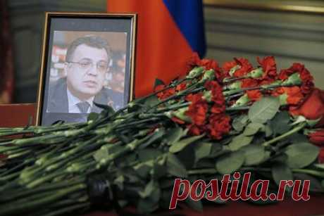 Вдова погибшего в Анкаре посла Карлова поделилась воспоминаниями о муже. Вдова погибшего пять лет назад в Анкаре российского посла Андрея Карлова в преддверии годовщины его смерти поделилась воспоминаниями о супруге. «Есть дело — Родину защищать, а профессия дипломата заключается в том, чтобы защищать интересы своей Родины. И Андрей стремился внести свою лепту в это дело», — сказала она.