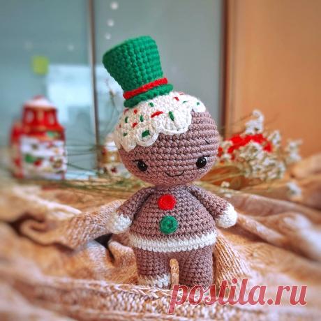 PDF Пряня крючком. FREE crochet pattern; Аmigurumi doll patterns. Амигуруми схемы и описания на русском. Вязаные игрушки и поделки своими руками #amimore - пряничный человечек, кукла, маленький пупс, куколка, Рождество, Новый год, печенье, печенька.