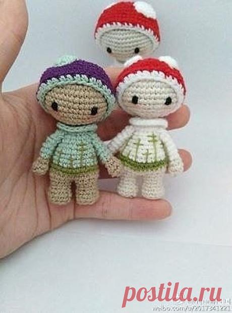 Малышки от Валентины Циглер. Тело и руки 
Ноги (2дет) 
Вяжем телесным 
1) 6сбн в КА 
2) 6приб (12) 
3) 12сбн за заднюю стенку 
4) 12сбн 
5) (1сбн, уб)*4раза (8) 
6) 8сбн 
7) (2сбн, приб)*2раза, 2сбн (10) 
Соединяет ноги. Провязываем 1вп 
8) 1сбн, приб, 9сбн, приб, 9сбн, 1сбн (24) 
9) 3сбн, приб, (1сбн, приб)*2раза, 8сбн, (приб, 1сбн)*2раза, приб, 3сбн (30) 
Сменить нить на зеленую 
10) 30сбн 
11) (4сбн, уб)*5раз (25) 
Сменить нить на мятную 
12-13) 25сбн 
14) (3сбн, уб)*5раз (20) 
15-16) 20сбн