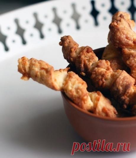 Сырные палочки к супу

Отличное дополнение к любым супам-пюре, а также к луковому супу. Ими с успехом можно заменить хлеб и гренки.

Ингредиенты

Сыр — 150 гр.
Сливочное масло — 80 гр.
Мука пшеничная — 150 гр.
Молоко — 100 мл.
Разрыхлитель теста — 3 гр.

Приготовление:

1. Натрите сыр на крупной терке. Сорт сыра можно менять, но помните, что от него сильно зависит вкус конечного блюда. Если вы возьмете менее острый и соленый сорт, нужно будет увеличить количество соли.
2. ...