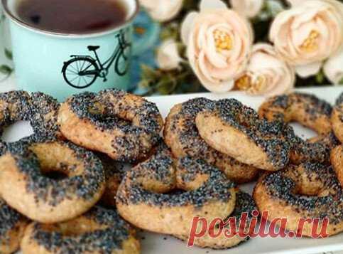 Как хорошо полакомиться творожными сушками 🥨
Получились очень вкусные 
200 гр творога в брикете
2 яйца
80 гр цз муки
80 гр кукурузной муки
0,5 чл разрыхлителя
сахар/подсластитель
мак
.
Замешиваем эластичное тесто. Разделяем на брусочки и из маленьких колбасок делаем наши сушки. Обмакиваем в маке.
Выкладываем на силиконовый коврик и выпекаем при 180 гр , 25-30 минут 
Хрустящие снаружи и мягкие внутри