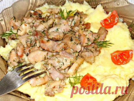 Куриное филе с чесноком и сыром. 

Вкуснятина! Готовится быстро,куриное мясо получается очень мягким и нежным со сливочно-чесночным вкусом и ароматом. 

Ингредиенты: 
Филе - 350-400 г; 
Сметана или майонез - 3-4 ст. л.; 
Сыр твёрдый (тёртый) - 20 г; 
Укроп - 0,5 пучка; 
Чеснок 2-3 зубчика 
Масло оливковое или растительное (рафинированное) 
Соль - по вкусу. 

Приготовление: 
Куриное филе нарезаем длинными кусочками,солим. 
Укроп измельчить,добавить пропущенный через пресс ч...