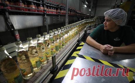 Минсельхоз предупредил о риске роста цен на газировку из-за акциза. Ввести в России акциз на газировку будет затруднительно, и это может привести к росту цен и сокращению производства, предупредили в Минсельхозе. Ранее о заморозке инвестиций из-за нового налога предупредила «Черноголовка»