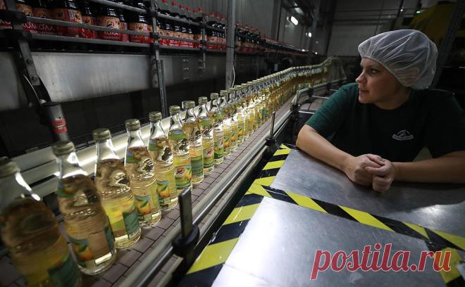 Минсельхоз предупредил о риске роста цен на газировку из-за акциза. Ввести в России акциз на газировку будет затруднительно, и это может привести к росту цен и сокращению производства, предупредили в Минсельхозе. Ранее о заморозке инвестиций из-за нового налога предупредила «Черноголовка»