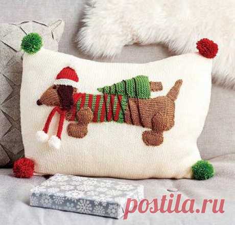 Новогодняя вязаная подушка «Santa's Little Helper» | DAMские PALьчики. ru