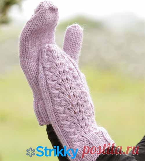 Женские варежки с красивым узором