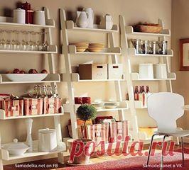 Вот такой вариант открытых полок. Конечно удобно и выглядят интересно, но как всегда все портит пыль (((