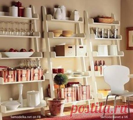 Вот такой вариант открытых полок. Конечно удобно и выглядят интересно, но как всегда все портит пыль (((