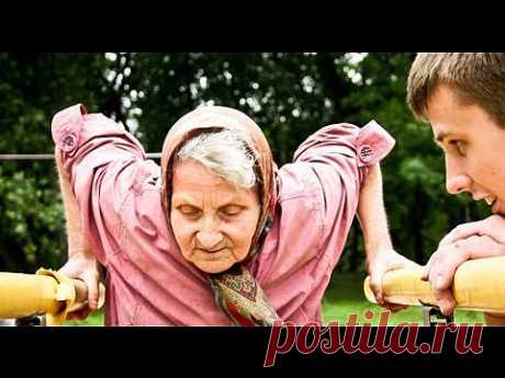 ▶ 72-летняя бабушка удивляет на площадке. 72-year-old grandmother. - YouTube