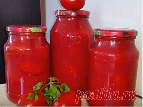 Помидоры в собственном соку с хреном на зиму 
Вам понадобится:
помидоры твердые, слегка недозрелые — 2 кг
помидоры перезрелые — 2 кг
болгарский перец — 250 г
хрен измельченный — четверть стакана
чеснок измельченный — четверть стакана
соль — 2 ст.л.
перец горошком
сахар — 4 ст.л.
Как закрыть на зиму помидоры в собственном соку с хреном:
1.Перезревшие помидоры сложите в казан или тазик и варите их до полного размягчения. После этого протрите через дуршлаг. Можно провернуть помидоры через мясор