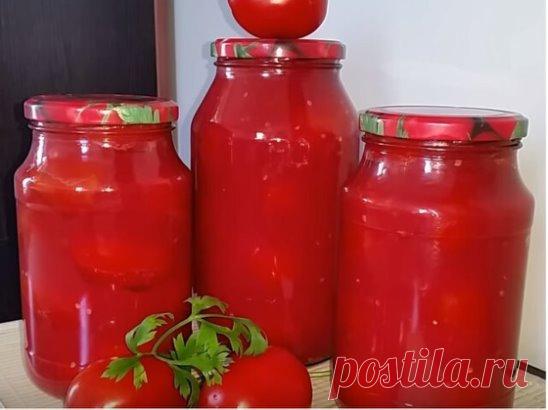 Помидоры в собственном соку с хреном на зиму 
Вам понадобится:
помидоры твердые, слегка недозрелые — 2 кг
помидоры перезрелые — 2 кг
болгарский перец — 250 г
хрен измельченный — четверть стакана
чеснок измельченный — четверть стакана
соль — 2 ст.л.
перец горошком
сахар — 4 ст.л.
Как закрыть на зиму помидоры в собственном соку с хреном:
1.Перезревшие помидоры сложите в казан или тазик и варите их до полного размягчения. После этого протрите через дуршлаг. Можно провернуть помидоры через мясор