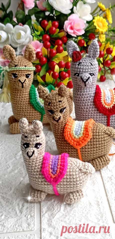 PDF Ламочки 3 в 1 крючком. FREE crochet pattern; Аmigurumi animal patterns. Амигуруми схемы и описания на русском. Вязаные игрушки и поделки своими руками #amimore - маленькая лама, альпака.