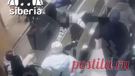 Подросток упал со второго этажа, катаясь на эскалаторе. В Томске подросток упал со второго этажа в торговом центре, мальчика госпитализировали. Об этом сообщает Telegram-канал Mash Siberia. Инцидент произошел в ТЦ &quot;Изумрудный город&quot; в Томске, школьник решил прокатиться на эскалаторе. ...