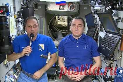 Космонавты поздравили россиян с Днем народного единства. Космонавты Роскосмоса Антон Шкаплеров и Петр Дубров с борта Международной космической станции (МКС) 4 ноября поздравили россиян с Днем народного единства. Они пожелали хранить чувство единения всех жителей необъятной родины и напомнили, что в этот день в 1612 году Минин и Пожарский изгнали из Москвы интервентов.