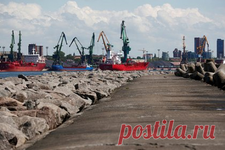 Литва отказалась пропускать судно под флагом России и самолет с россиянином. Власти Литвы закрыли для российского судна свой порт и не впустили в воздушное пространство страны самолет, на борту которого находился включенный в санкционные списки Европейского союза гражданин России. Об этом сообщил министр коммуникаций и транспорта прибалтийской республики Марюс Скуодис.