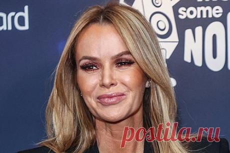 52-летняя ведущая пришла на работу без бюстгальтера. Британская актриса и ведущая Аманда Холден поделилась видео в откровенном образе. 52-летняя знаменитость пришла на работу на радиостанцию Heart FM в облегающем платье бренда Reiss бежевого цвета. При этом на размещенных кадрах видно, что телезвезда отказалась от бюстгальтера.