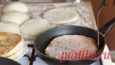 Можно не ходить за хлебом в магазин. Вкусные лепешки на сковороде не требуют для приготовления дорогих продуктов | IrinaCooking | Яндекс Дзен