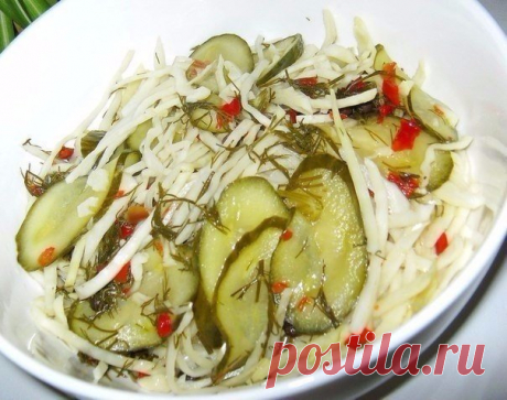 Ну очень вкусный салатик, обязательно попробуйте приготовить 


В меру солененький!









Ингредиенты:
1 кг белокочанной капусты1 кг свежих огурцов6 зубчиков чеснока
Для маринада:2 л воды,10 штучек перца горошком,1 ст. л. сушеной паприки,30г укропа,2 ст.л. с…