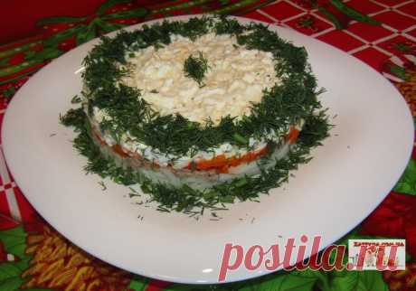 Слоеный салат с консервированным тунцом Слоеный салат с консервированным тунцом готовится просто и быстро, из самых простых продуктов. Прекрасно смотрится на праздничном столе. Ингредиенты: — консервированный тунец – 1 банка; — картофель – 3 шт...
