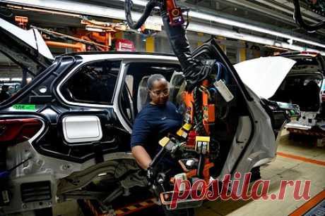 BMW заподозрили в обмане. Федеральное управление автомобильного транспорта Германии (KBA) заподозрило BMW в занижении данных о выбросах у своих машин. Власти начали официальное расследование против немецкого производителя автомобилей. Подозрения возникли о данных, касающихся кроссовера BMW X3 с двухлитровым дизельным двигателем.