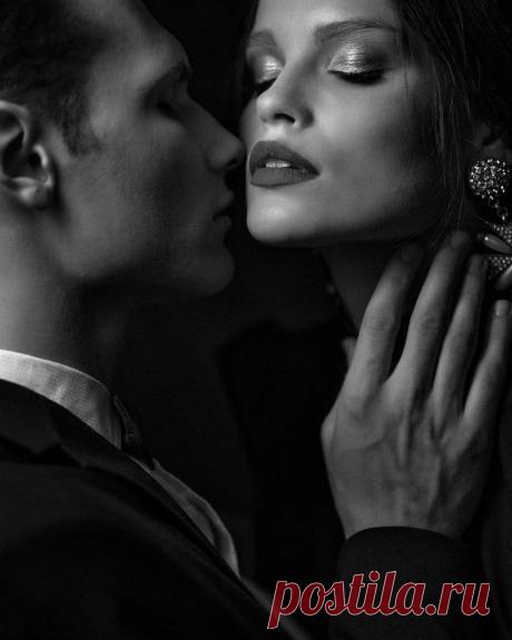 🔸В ходе переписки
Отыщите общие интересы – при их наличии подсознательно вы добьетесь больше доверия с его стороны.
Неплохим способом манипуляции можно назвать темы о детстве, школе. Погрузившись в такие разговоры, собеседник становится расслабленным, подверженным влиянию.🔸На что обратить внимание дополнительно:
-Следите, чтобы темп вашей речи не расходился с темпом речи собеседника.
-Понижение тембра голоса указывает на существенный интерес к собеседнику. Понизьте тембр, говорите мягко