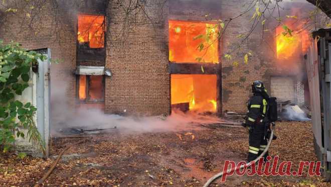 Сотрудники МЧС продолжают тушение пожара в московской промзоне. На востоке Москвы днем 14 октября произошел пожар на территории промышленной зоны, на место происшествия прибыли спасатели. Об этом сообщается в Telegram-канале прокуратуры столицы. "Преображенская межрайонная прокуратура ...