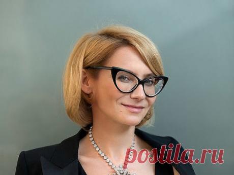 1. Черные брюки, белая рубашка, яркий платок. Секрет успеха — простые решения. 
2. Лучший тренажер, чтобы избавиться от мужиковатой походки, – узкая юбка на две ладони ниже колена. 
3. Запомните закон: объемные рукава — гладкая прическа, короткое платье — плотные колготки, говорящий наряд — молчаливая обувь. Пусть в наряде будет только одна активная зона. Совсем не страшно, если это будут ваши глаза. 
4. Еще Ив Сен-Лоран подметил, что водолазка — замечательный выход из любого положения. Она крас