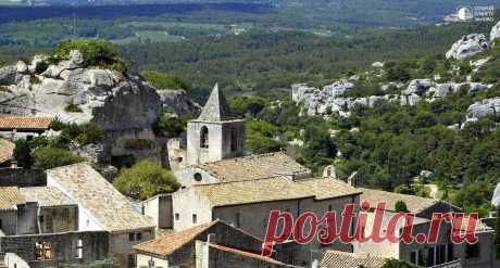 Чудесный Ле-Бо-де-Прованс Ле-Бо-де-Прованс (Les Baux-de-Provence) — одно из самых живописных и популярных среди туристов селений Прованса, расположенное у развалин замка Бо на скалистом кряже Малых Альп (современный департамен…