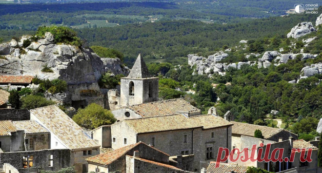 Чудесный Ле-Бо-де-Прованс Ле-Бо-де-Прованс (Les Baux-de-Provence) — одно из самых живописных и популярных среди туристов селений Прованса, расположенное у развалин замка Бо на скалистом кряже Малых Альп (современный департамен…
