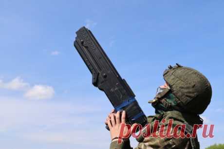 Старшина Чернышев взорвал украинский FPV-дрон. Боец сбил беспилотник из противодронового ружья, аппарат противника рухнул и взорвался в лесополосе.