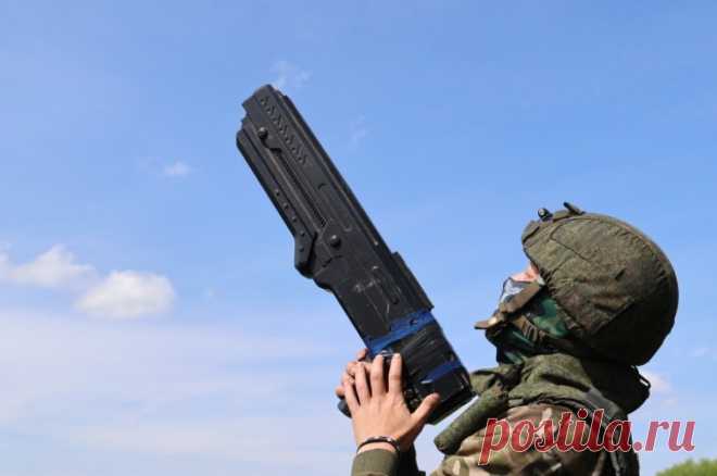 Старшина Чернышев взорвал украинский FPV-дрон. Боец сбил беспилотник из противодронового ружья, аппарат противника рухнул и взорвался в лесополосе.