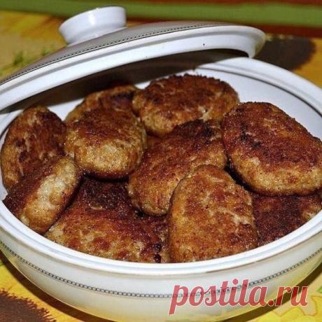 Невероятно вкусные "Цыганские котлеты"

Ингредиенты:
 700 г — говяжий фарш;
 3 шт. — лук;
 половина батона;
 3 шт — помидор;
 150 мл — молоко;
 чеснок — 2 зубчика;
 укроп — 0,5 пучка;
 петрушка — 0,5 пучка;
 соль — 1 ч. л.;
 подсолнечное масло — 2 ст. л.

Приготовление:
Порежьте батон ломтиками и замочите в молоке. Лучше брать теплое молоко. Лук, чеснок и размякший батон перемешайте в блендере. Можно и руками, но в блендере проще. Затем немного посолите.

С помидоров убери...