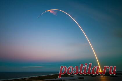 Конкурент SpaceX доставит грузы через космос вместо самолета. Американская компания Blue Origin, выступающая конкурентом SpaceX, рассматривает участие в конкурсе Минобороны США, предусматривающем возможность использования космических аппаратов вместо самолетов для доставки военных грузов по всей планете, сообщает издание SpaceNews.