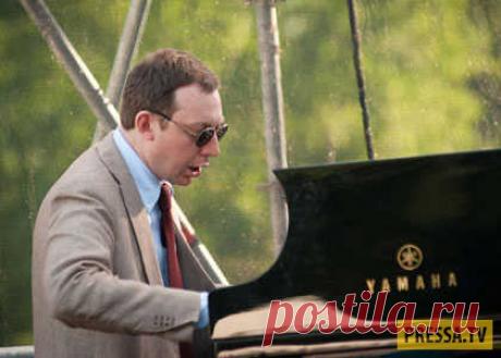 Лабух или – выход есть  всегда | Чёрт побери Я уже пару раз писал про великую науку психологию. Вот еще история от моей знакомой психолога. Ее муж Сергей уехал на лето в маленький курортный городок, лабать в приморском ресторане. Как на зло, в первый же вечер случилась "непонятка" с местными "директорами моря". Одни хотели немедленно услышать "Владимирский централ", а другие умирали без "черные глаза", понятно, что каких-то ценителей прекрасного пришлось обделить и они поо...