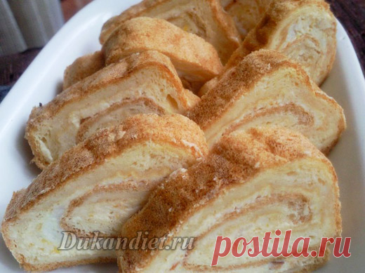 Рулет с творожным кремом без крахмала | Диета Дюкана

Рулет получается чудесный. Никто не верит, что диетический!

Для бисквита:
2 яйца,
сах.зам в порошке (Спленда или Фитпарад),
соль.

Крем:
4 ст. л. нежного творожка/густого йогурта,
2 ст. л. дюкановского сгущенного молока,
сах.зам,
ароматизатор (я добавила «Апельсин»).

Разогреть духовку до 190 градусов. Противень застелить пергаментом.