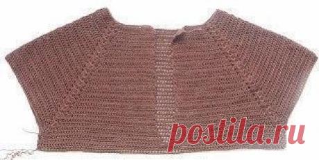 Как связать крючком рукав реглан для платья

От автора: Связать рукав реглан не так уж и сложно. Платье с рукавом реглан смотрится очень элегантно и симпатично. 
Мне захотелось связать платье-реглан плотной гладью, чтоб на спине был вырез, а спереди &quot;глухое горло&quot;. 

Этапы вязания: 
Вяжется такое платье сверху вниз. Вяжем цепочку из воздушных необходимой длинны по размеру горловины с учетом расчета для реглана (см. ниже). Вяжем полотно, прорисовывая линию реглана, не соеди...