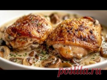 Всего за 30 минут! Куринные бедра в кремовом чесночном соусе с грибами Куриная бедро – 600–700 гСольЧёрный перецПаприка – 1 ч. ложкаКрасный лук – 1Чеснок – 3 зубчикаГрибыМука – 2 ст. ложкиБульон – 300 млСливки – 200 млГарнир:Рис – 1 стакан (180 г)Лук – 1Красный перец – 1Паприка – 1 ч. ложкаСольЧёрный перецУкропПетрушка