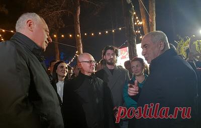 В Сухуме Гунба и Кириенко наградили рестораны - победителей гастрофестиваля. В фестивале приняли участие более 20 ресторанов Абхазии национальной и европейской кухни, а также производители абхазских вин и другой продукции