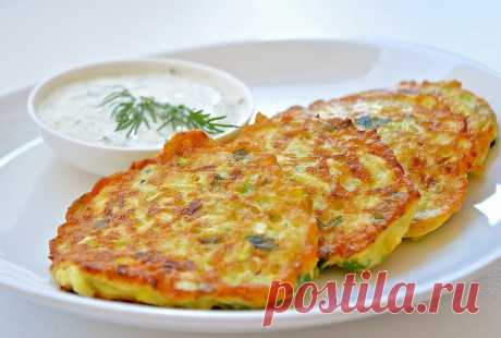 Вкуснейшие кабачковые оладьи с сыром и чесноком. 
Пышные, вкусные, с сырно-чесночным вкусом кабачковые оладьи к Вашему столу. Нам понадобится: 1 небольшой кабачок; 1 яйцо; Катык или кефир – 1 ст. примерно 200 мл Мука – примерно 1 стакан Сыр – по вку…