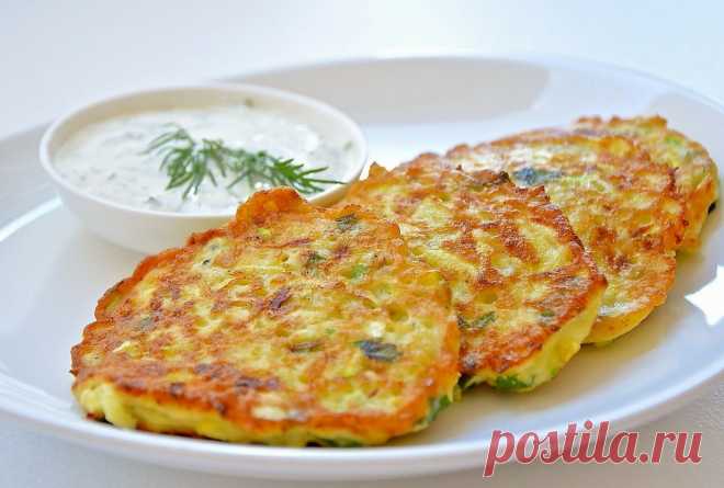 Вкуснейшие кабачковые оладьи с сыром и чесноком. 
Пышные, вкусные, с сырно-чесночным вкусом кабачковые оладьи к Вашему столу. Нам понадобится: 1 небольшой кабачок; 1 яйцо; Катык или кефир – 1 ст. примерно 200 мл Мука – примерно 1 стакан Сыр – по вку…