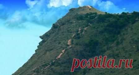 Гора Пушкин-тау
Избергтау или Пушкин-тау – одна из самых необычных гор в Дагестане. Особенной ее делают не редкие горные породы, высота пика или поселения горцев, а то, что один из склонов похож на профиль Александра Сергеевича Пушкина. Вообще-то, Пушкин-тау – это даже не одна гора, а несколько, и профиль великого русского поэта можно рассмотреть лишь из одной единственной точки.