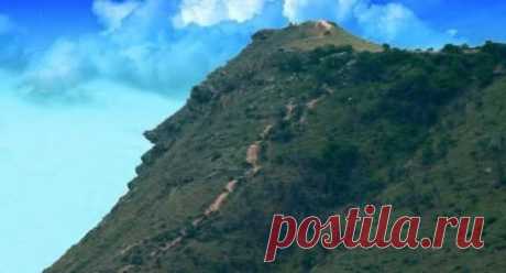 Гора Пушкин-тау
Избергтау или Пушкин-тау – одна из самых необычных гор в Дагестане. Особенной ее делают не редкие горные породы, высота пика или поселения горцев, а то, что один из склонов похож на профиль Александра Сергеевича Пушкина. Вообще-то, Пушкин-тау – это даже не одна гора, а несколько, и профиль великого русского поэта можно рассмотреть лишь из одной единственной точки.