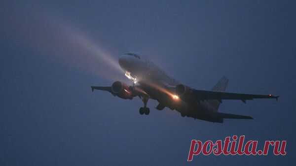 Самолет, летевший из Москвы в Кемерово, совершил вынужденную посадку
