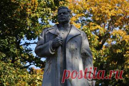 В Киеве начали сносить памятник генералу Ватутину. В Киеве приступили к демонтажу памятника советскому генералу Николаю Ватутину. Соответствующее разрешение дал Минкульт Украины. В 1943 году Ватутин, будучи командующим 1-м Украинским фронтом, руководил операцией по освобождению города от немецких войск. До этого памятник генералу снесли в Харьковской области.
