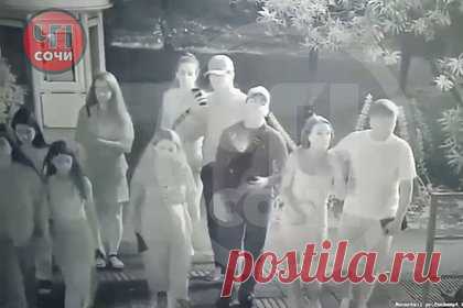 Россиянин на электросамокате сбил беременную на переходе и попал на видео. В Сочи мужчина на электросамокате сбил беременную женщину на пешеходном переходе. Действия россиянина попали на видео. На появившихся кадрах видно, как женщина в положении пересекает дорогу на зеленый сигнал светофора. Внезапно в нее на полной скорости врезается самокатчик.